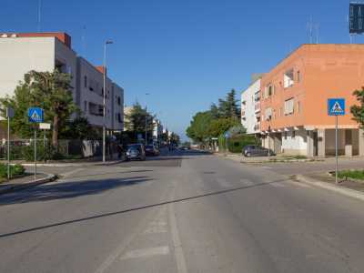 Ci guardiamo intorno. Come in tutte le strade del quartiere � un succedersi su ogni lato di palazzine di due o tre piani, ora pi� trasandate e ora pi� curate, ma quasi tutte prive di negozi